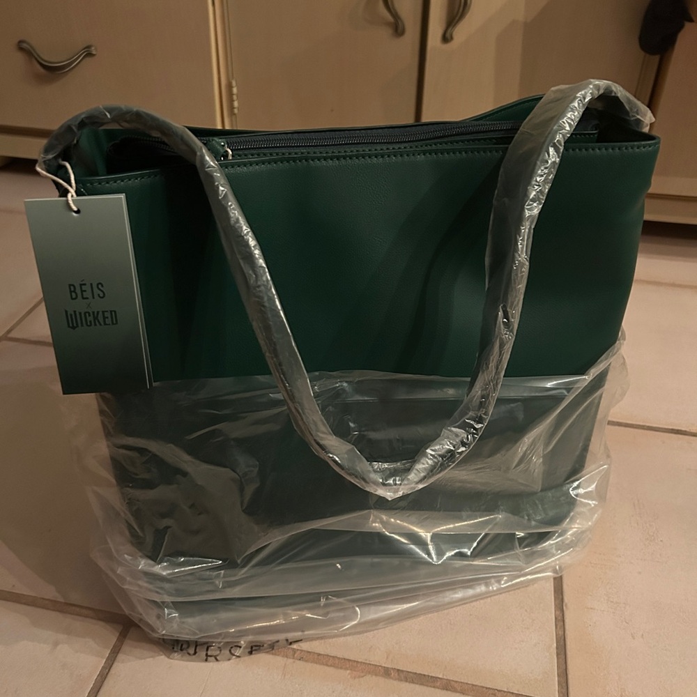 NWT BEIS Wicked Tote in Wicked Green - Picture 9 of 9